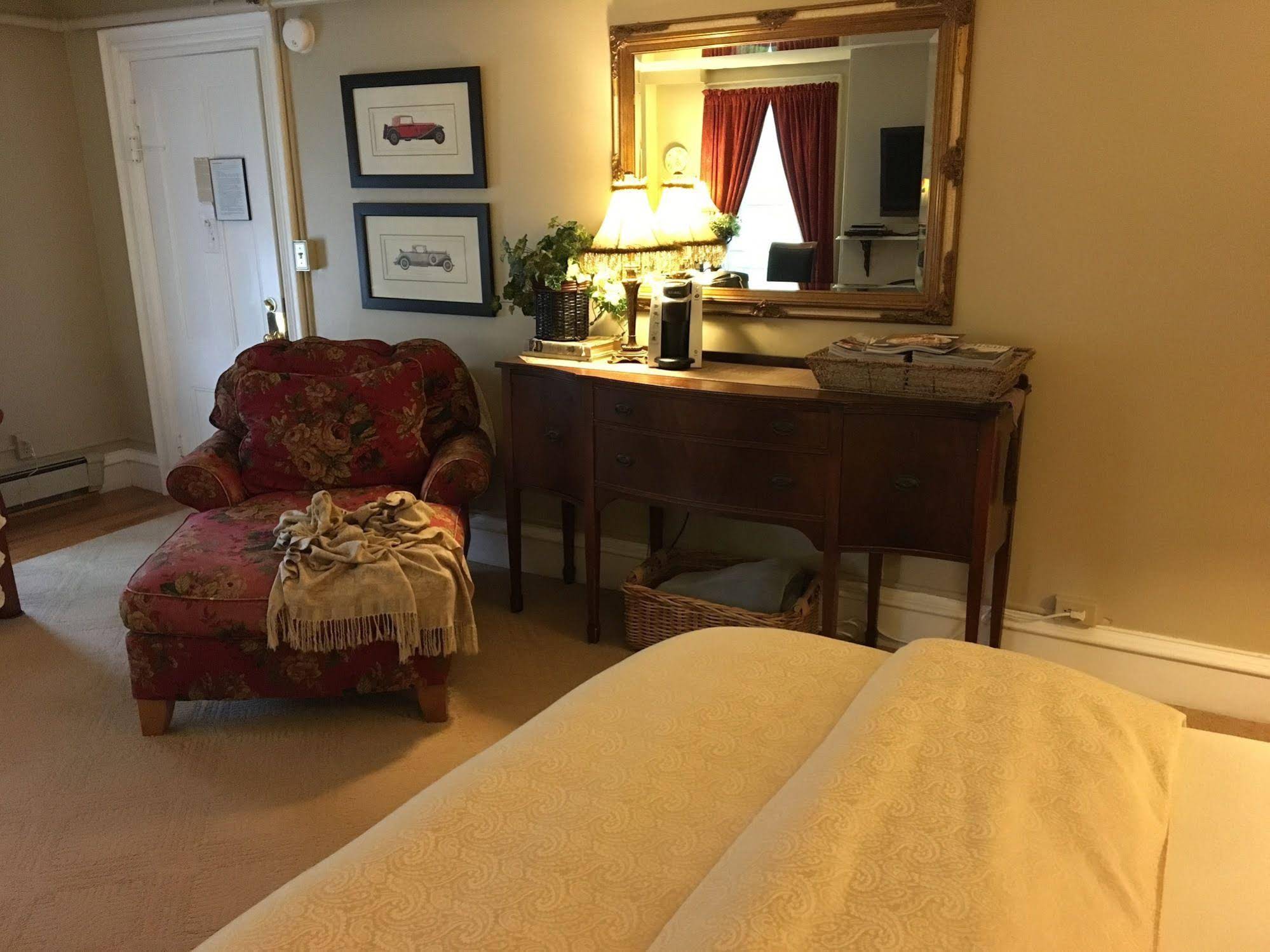 PineCrest Inn