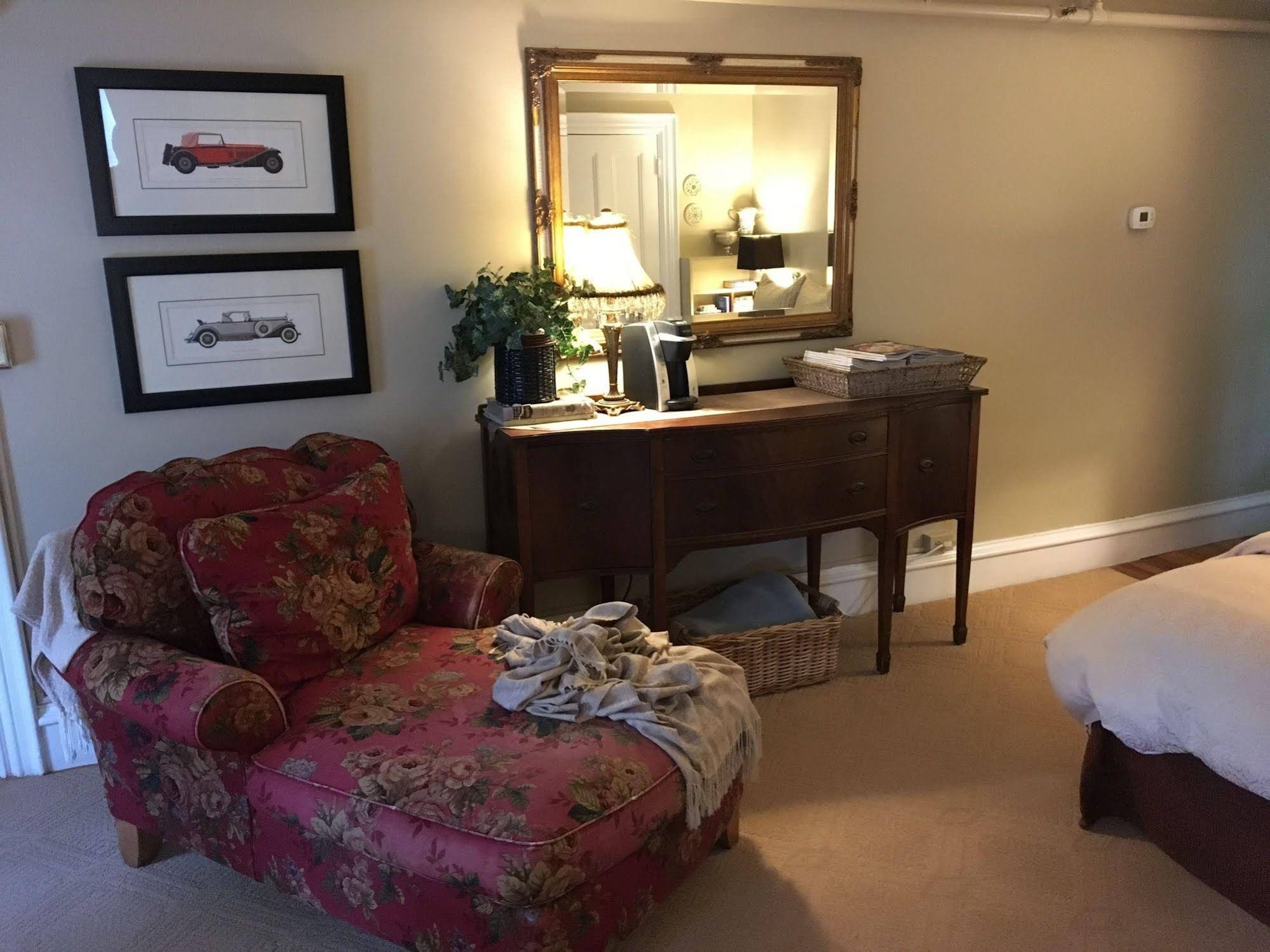 PineCrest Inn