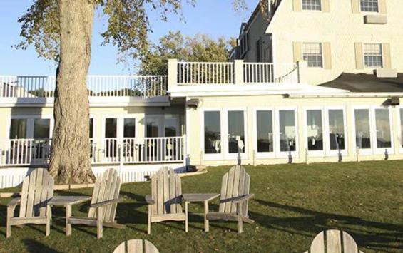 The Breakwater Inn & Spa