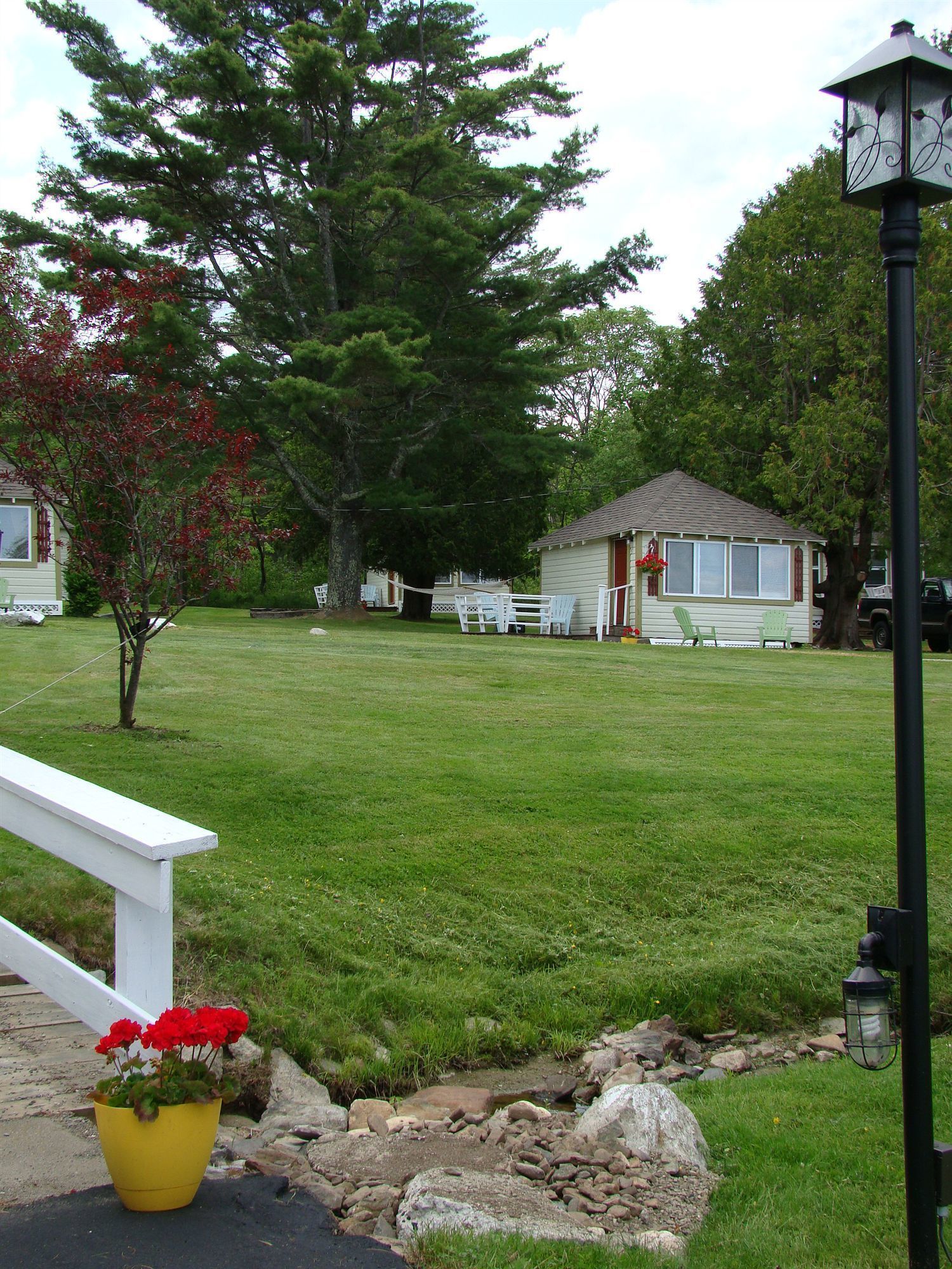 Bay Leaf Cottages & Bistro