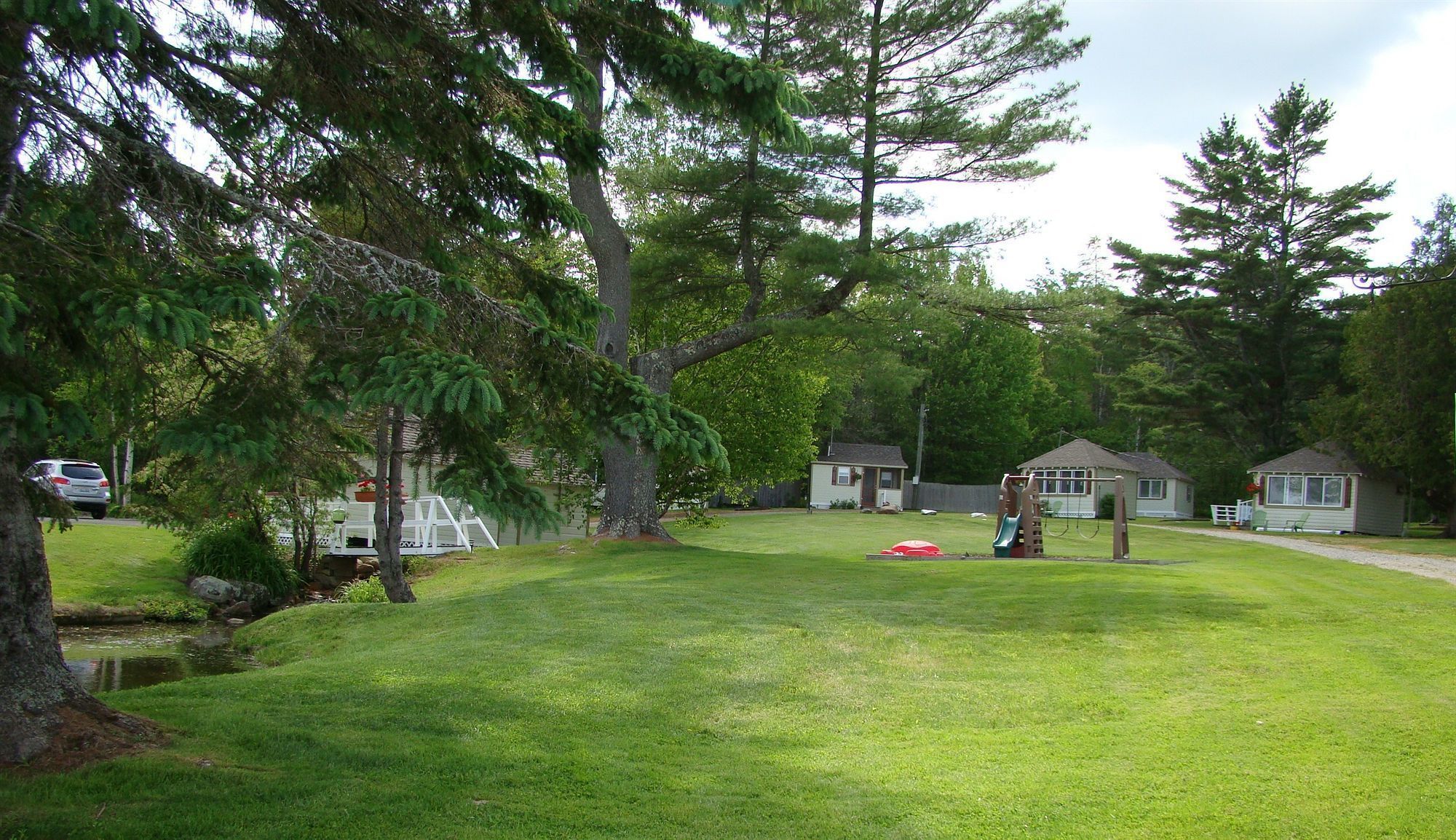 Bay Leaf Cottages & Bistro