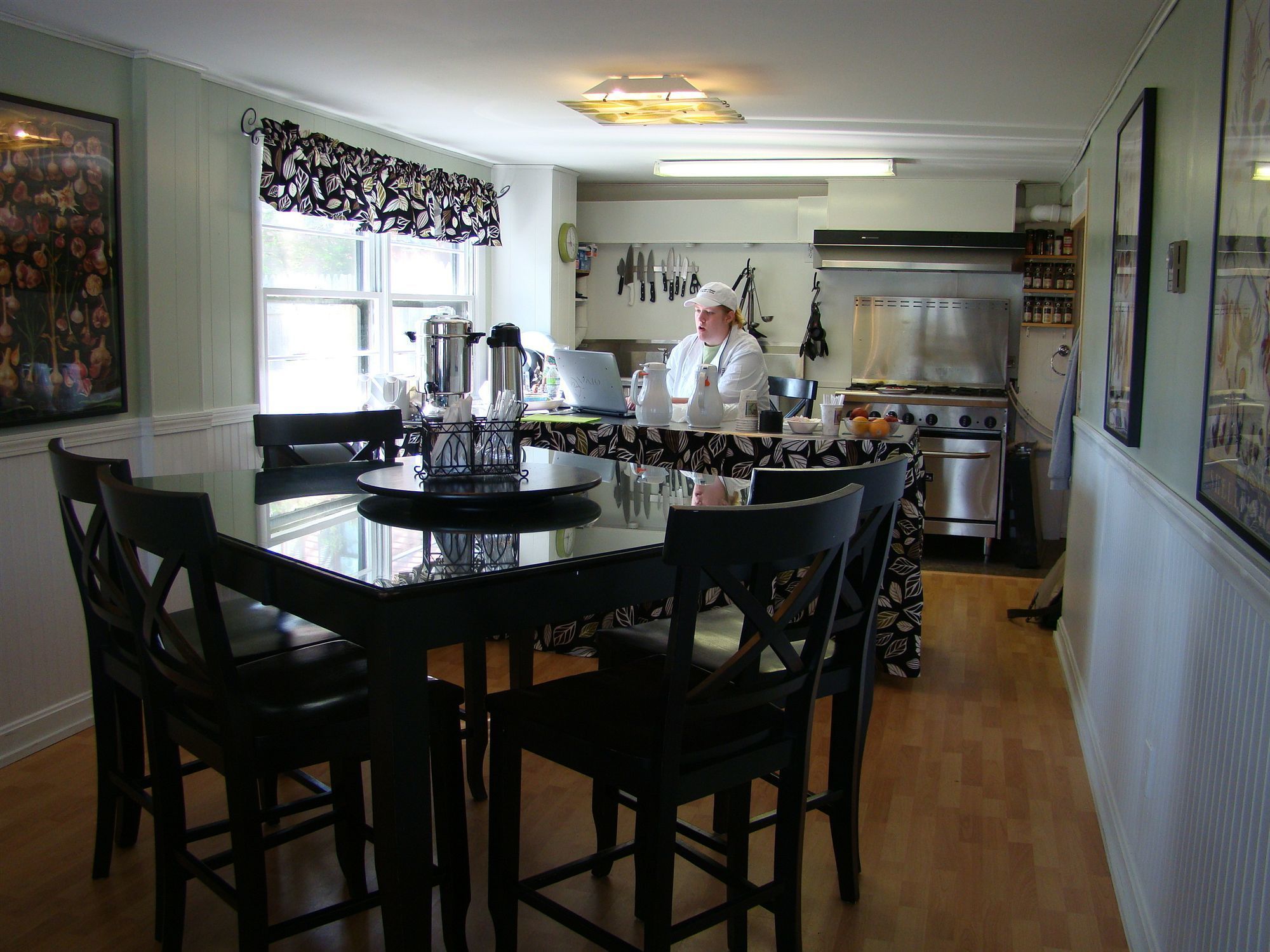 Bay Leaf Cottages & Bistro