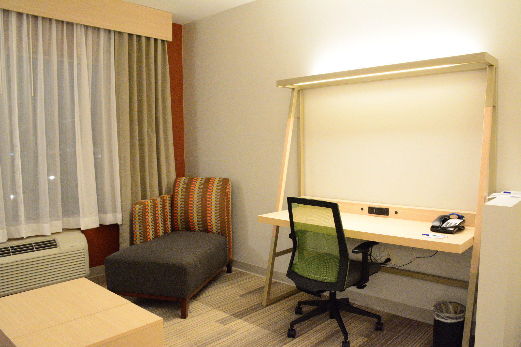 Holiday Inn Express & Suites Lexington Park-California
