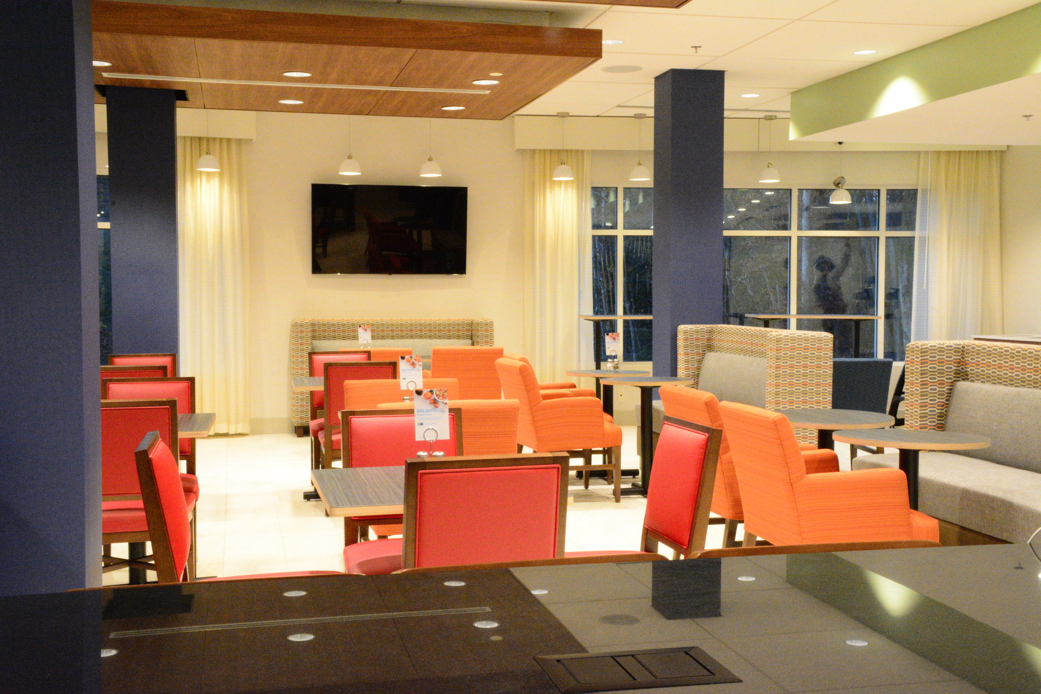 Holiday Inn Express & Suites Lexington Park-California