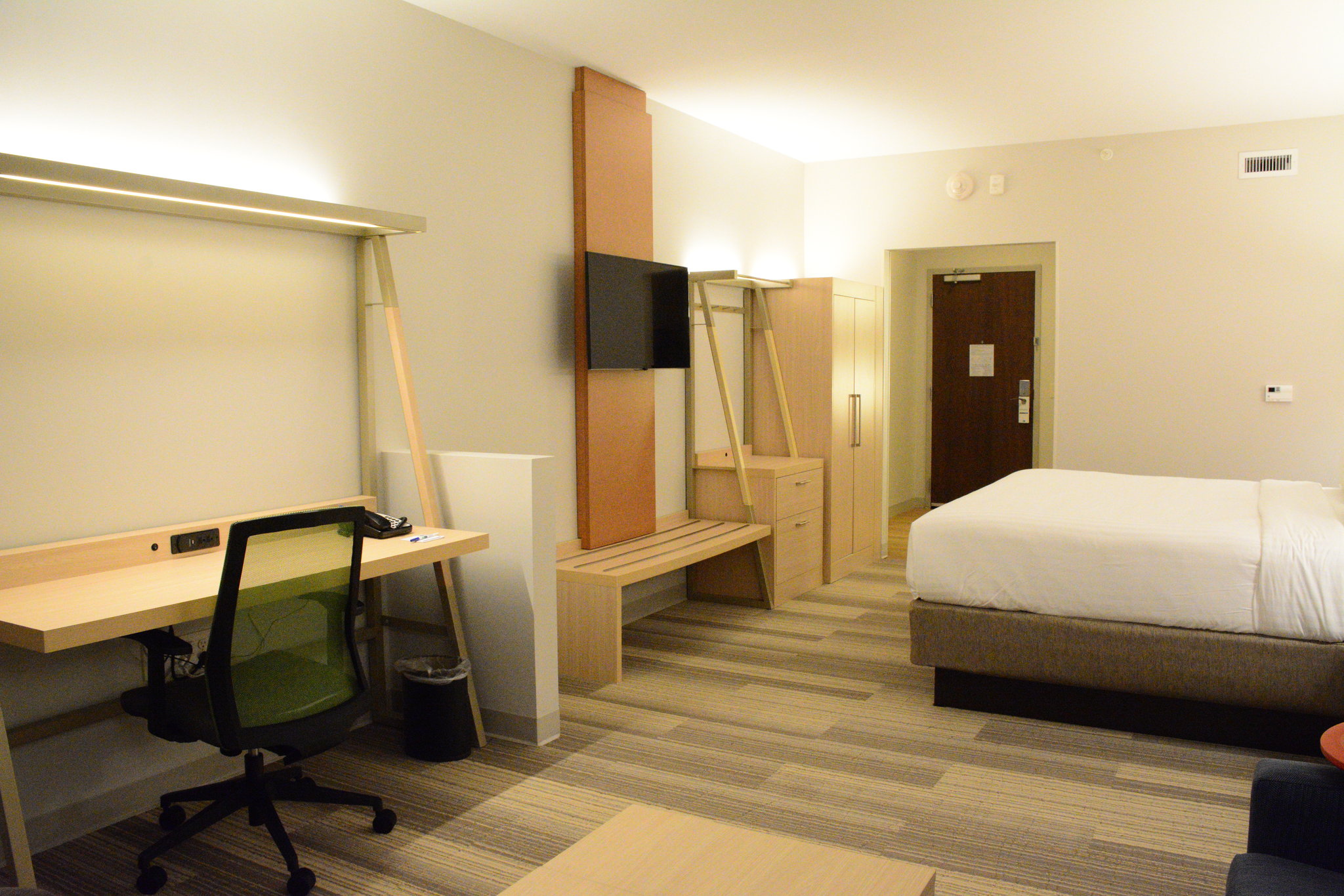 Holiday Inn Express & Suites Lexington Park-California