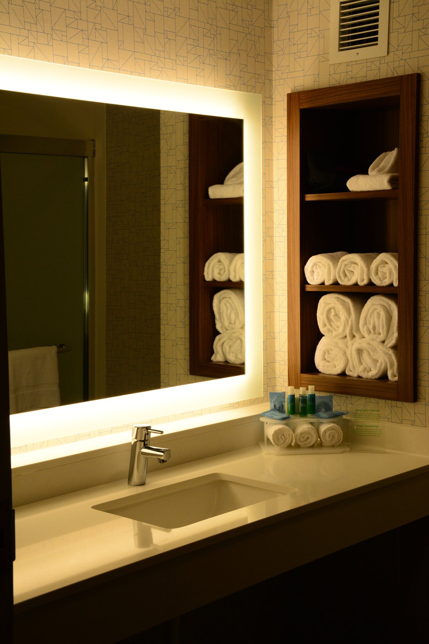 Holiday Inn Express & Suites Lexington Park-California