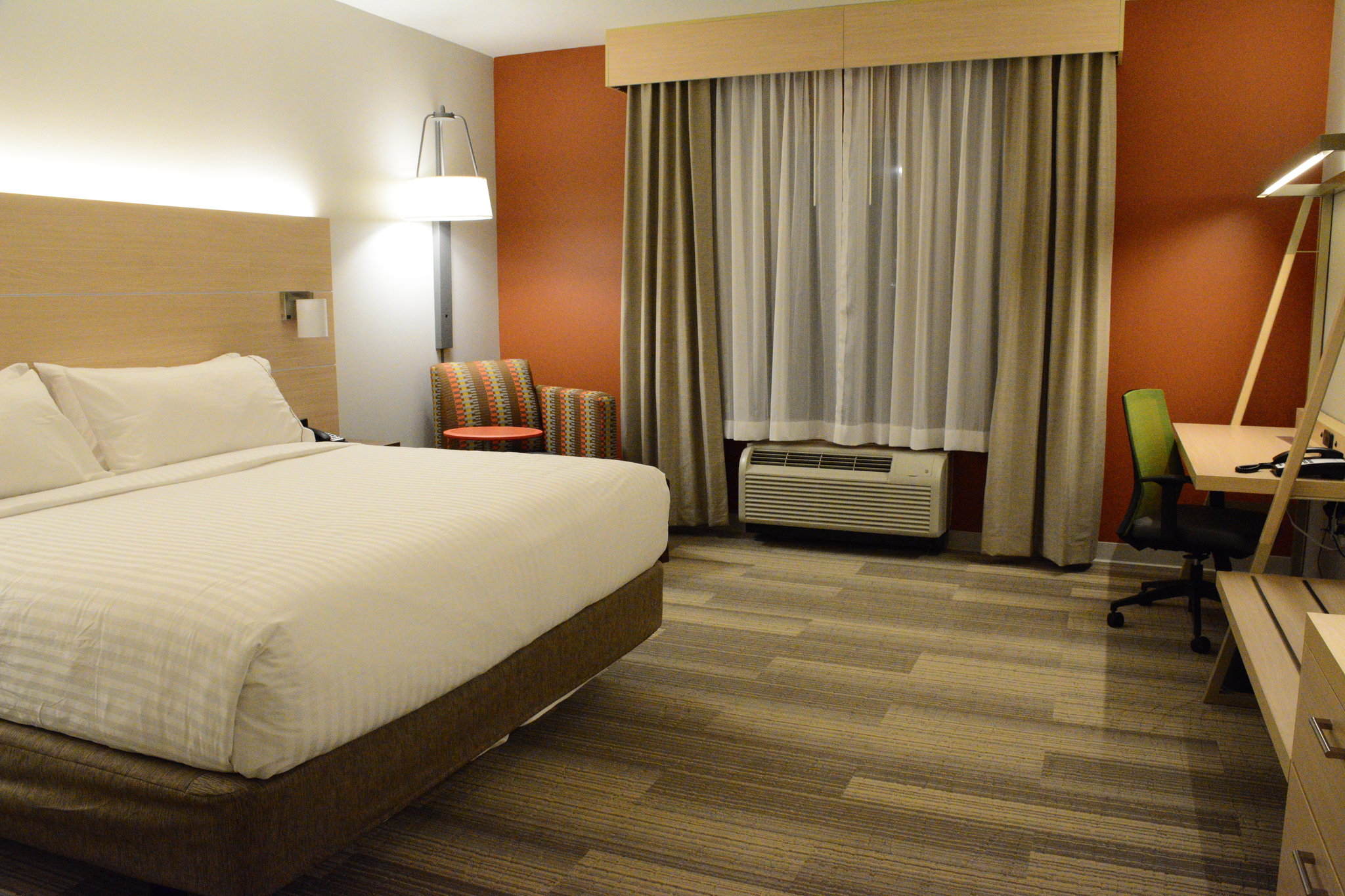 Holiday Inn Express & Suites Lexington Park-California
