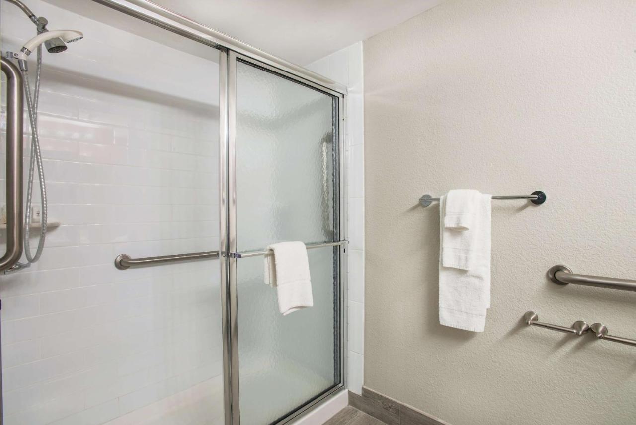 La Quinta Inn & Suites by Wyndham DC Metro Capital Beltway