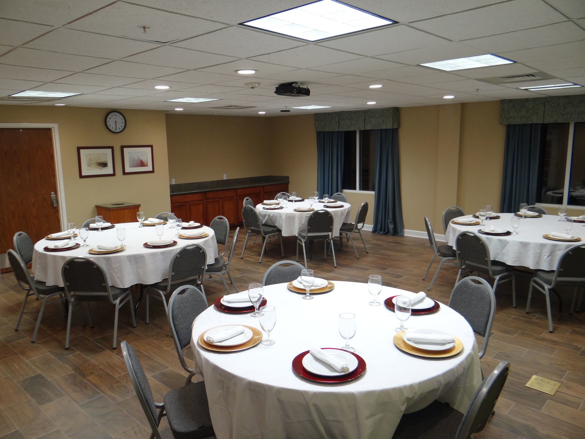 Holiday Inn Express Hotel & Suites Salisbury-Delmar