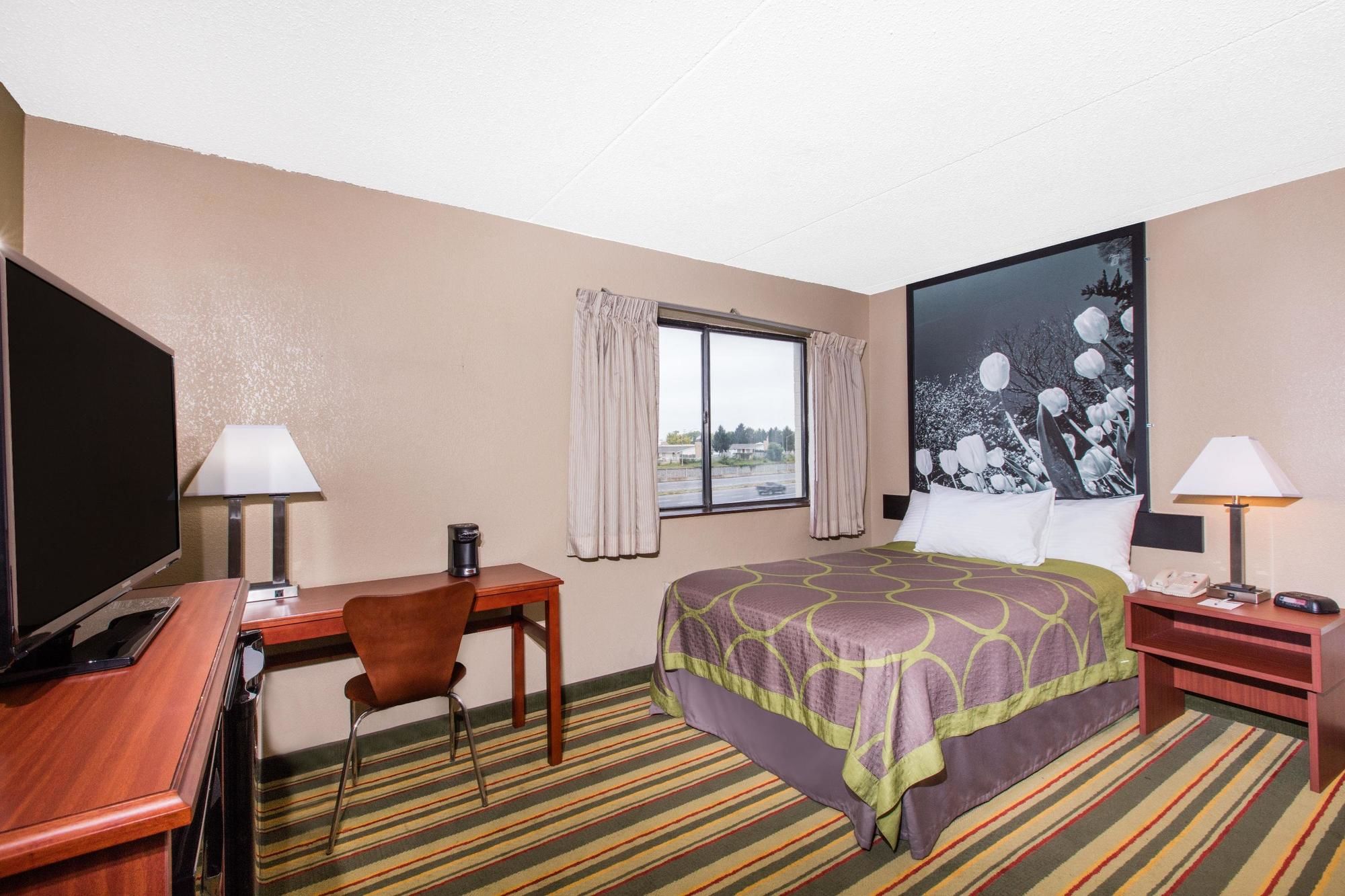 Super 8 by Wyndham Frederick