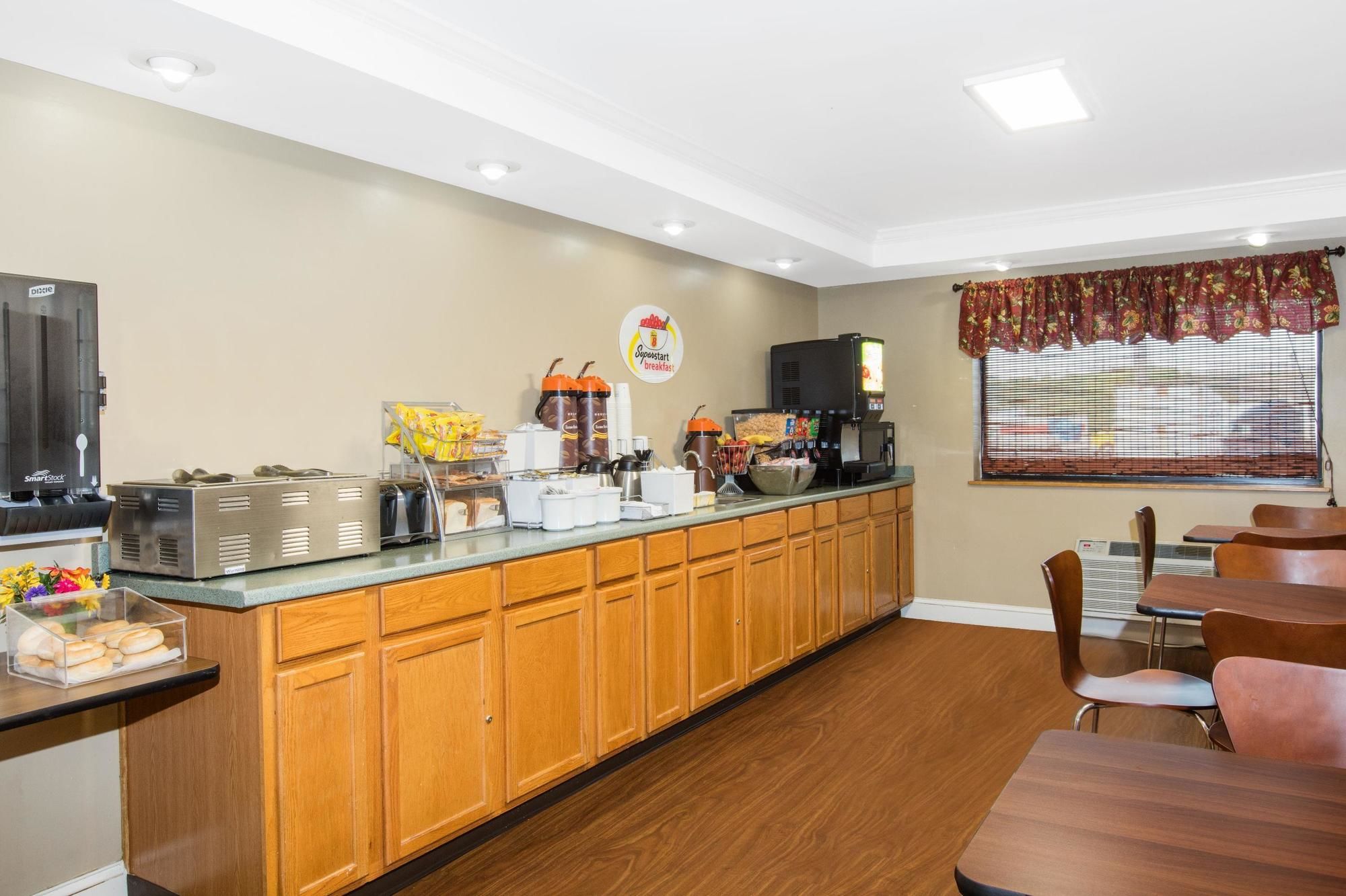 Super 8 by Wyndham Frederick