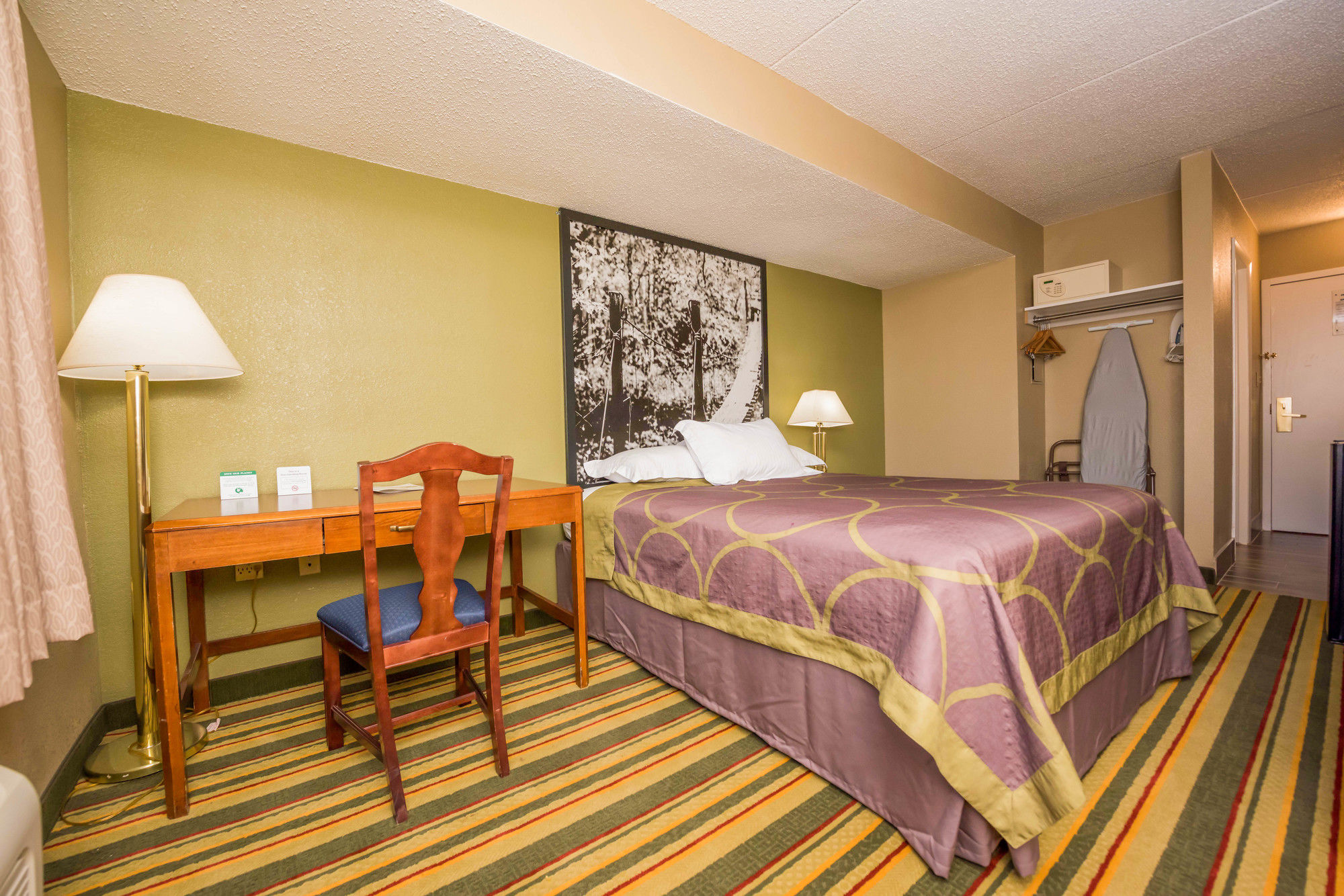 Super 8 by Wyndham Frederick
