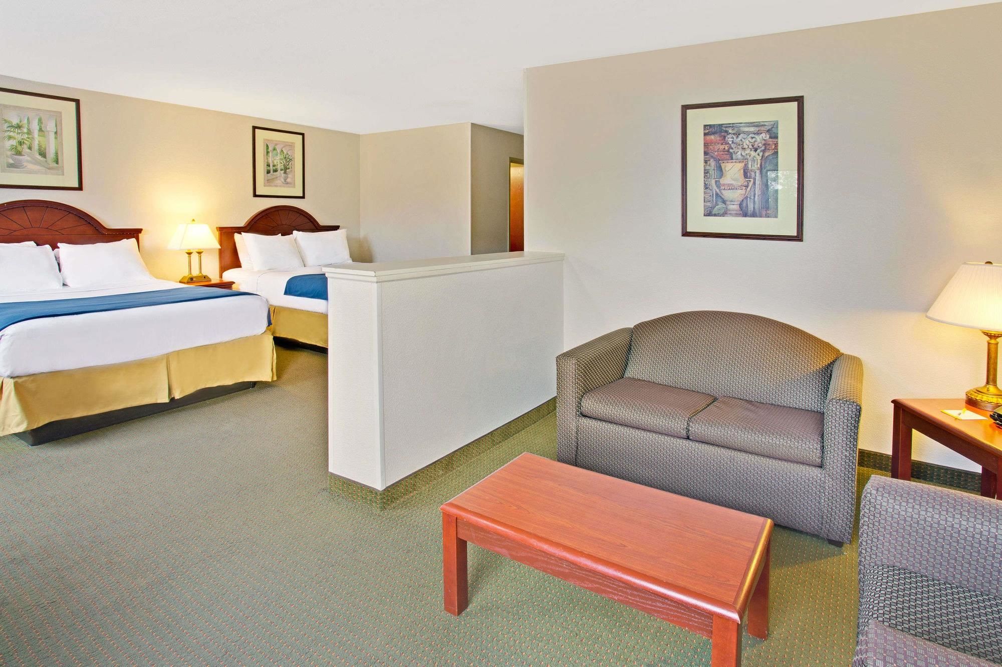 Days Inn & Suites by Wyndham Laurel Near Fort Meade