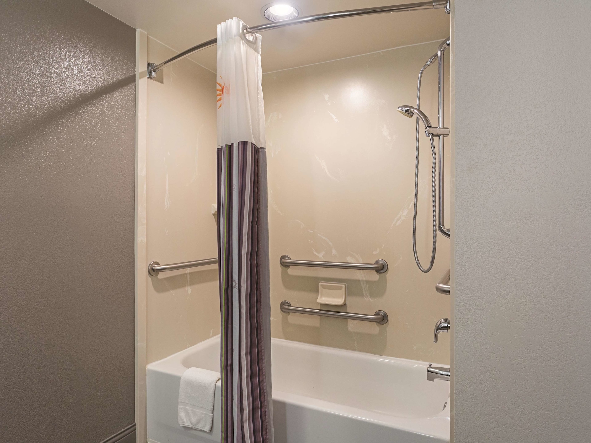 La Quinta Inn & Suites by Wyndham Baltimore BWI Airport
