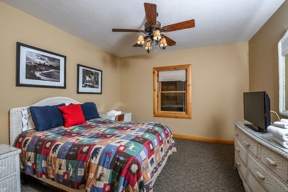 Cozy Bear Chalet House