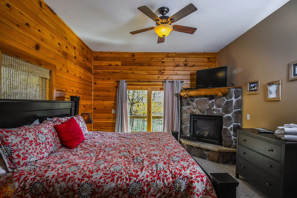Cozy Bear Chalet House