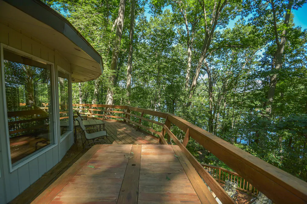 Retro Lake Landing House
