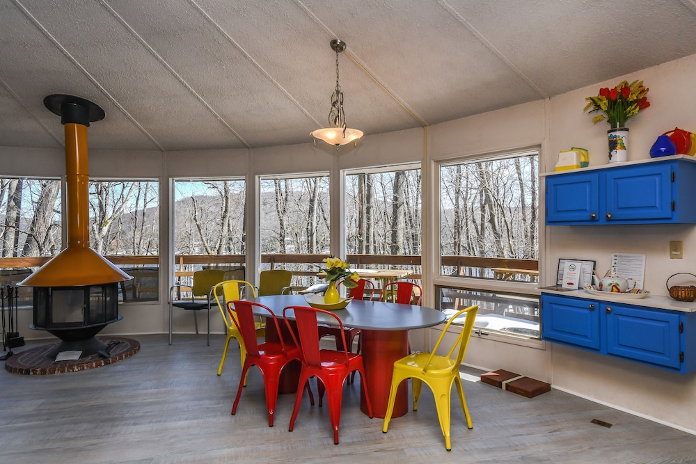 Retro Lake Landing House