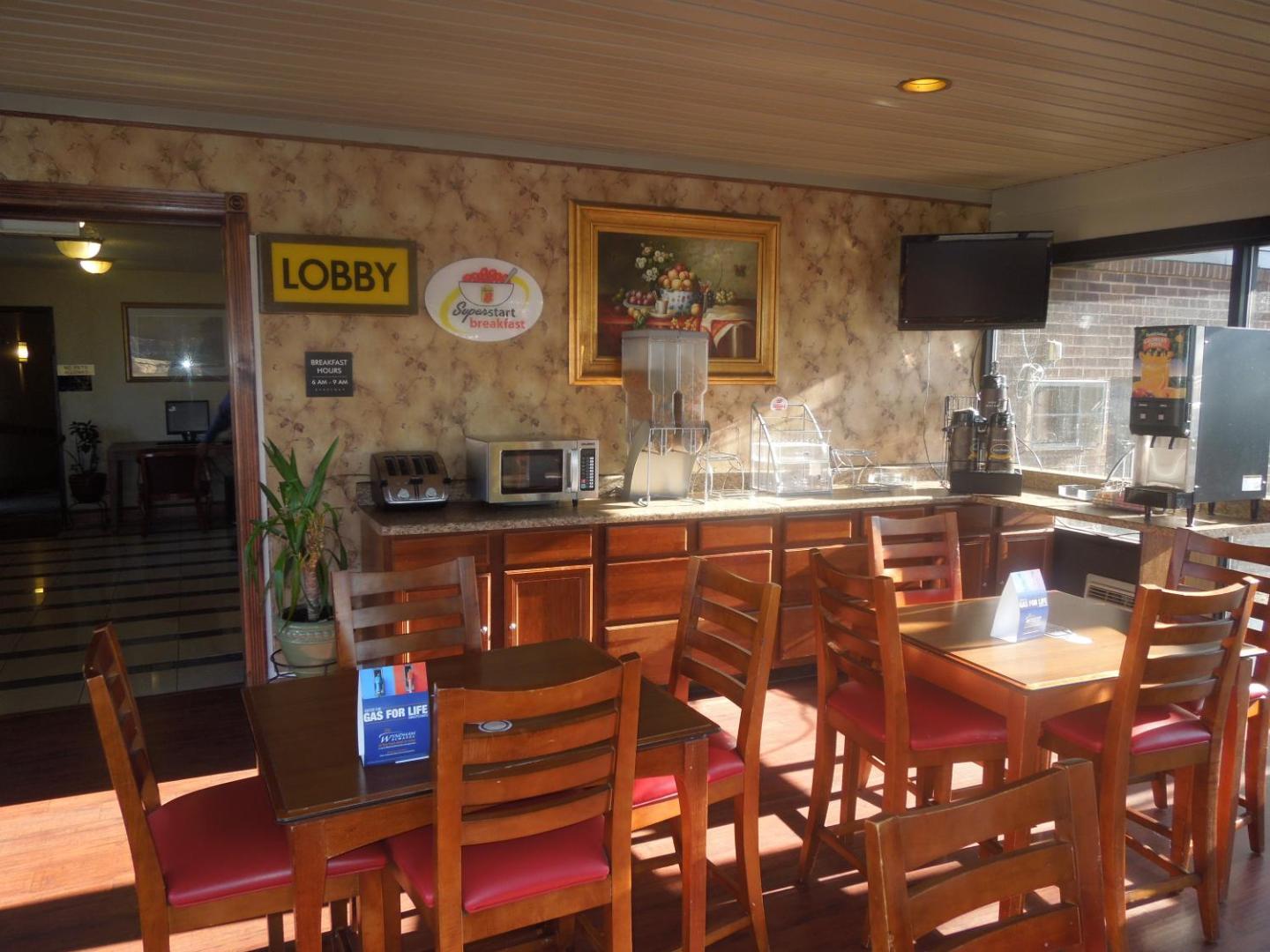 Super 8 by Wyndham Waldorf