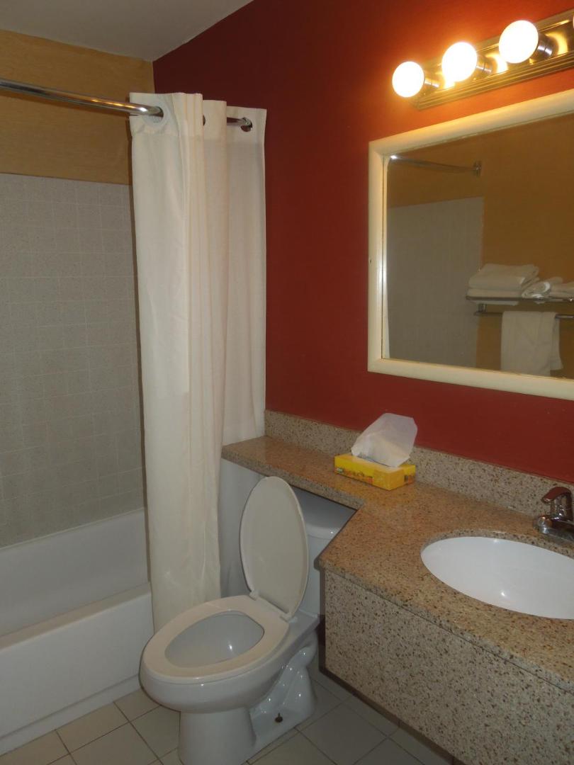 Super 8 by Wyndham Waldorf