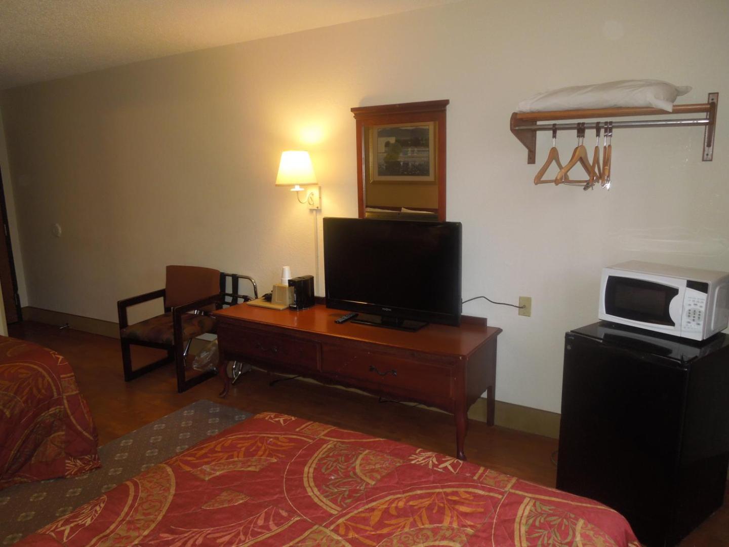 Super 8 by Wyndham Waldorf