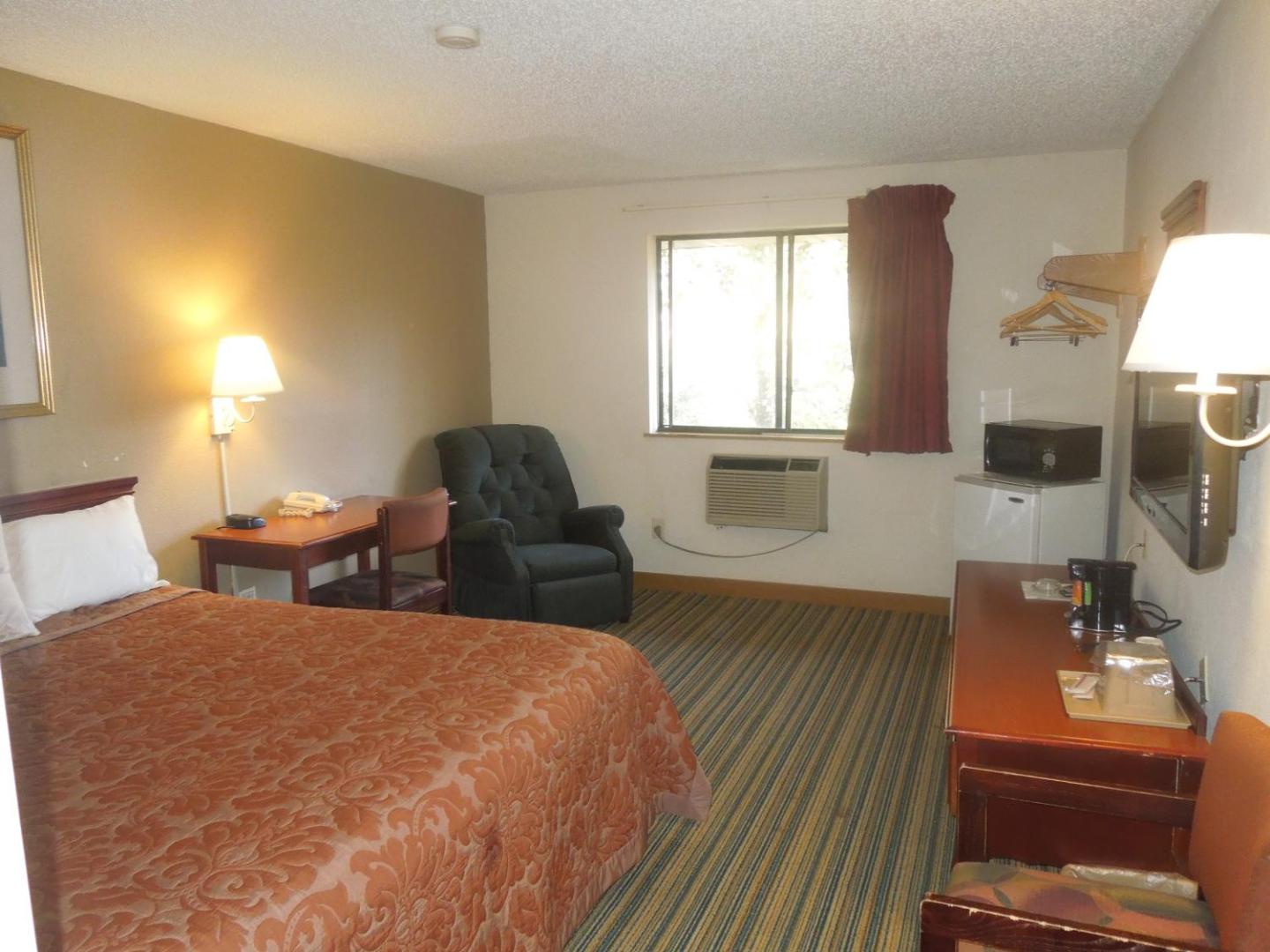 Super 8 by Wyndham Waldorf