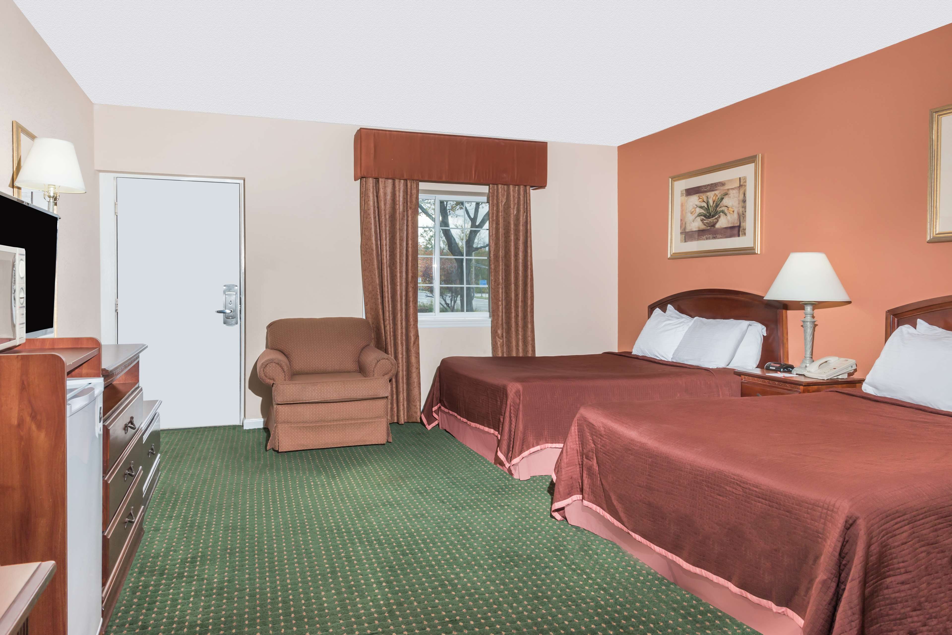 Howard Johnson by Wyndham Lenox