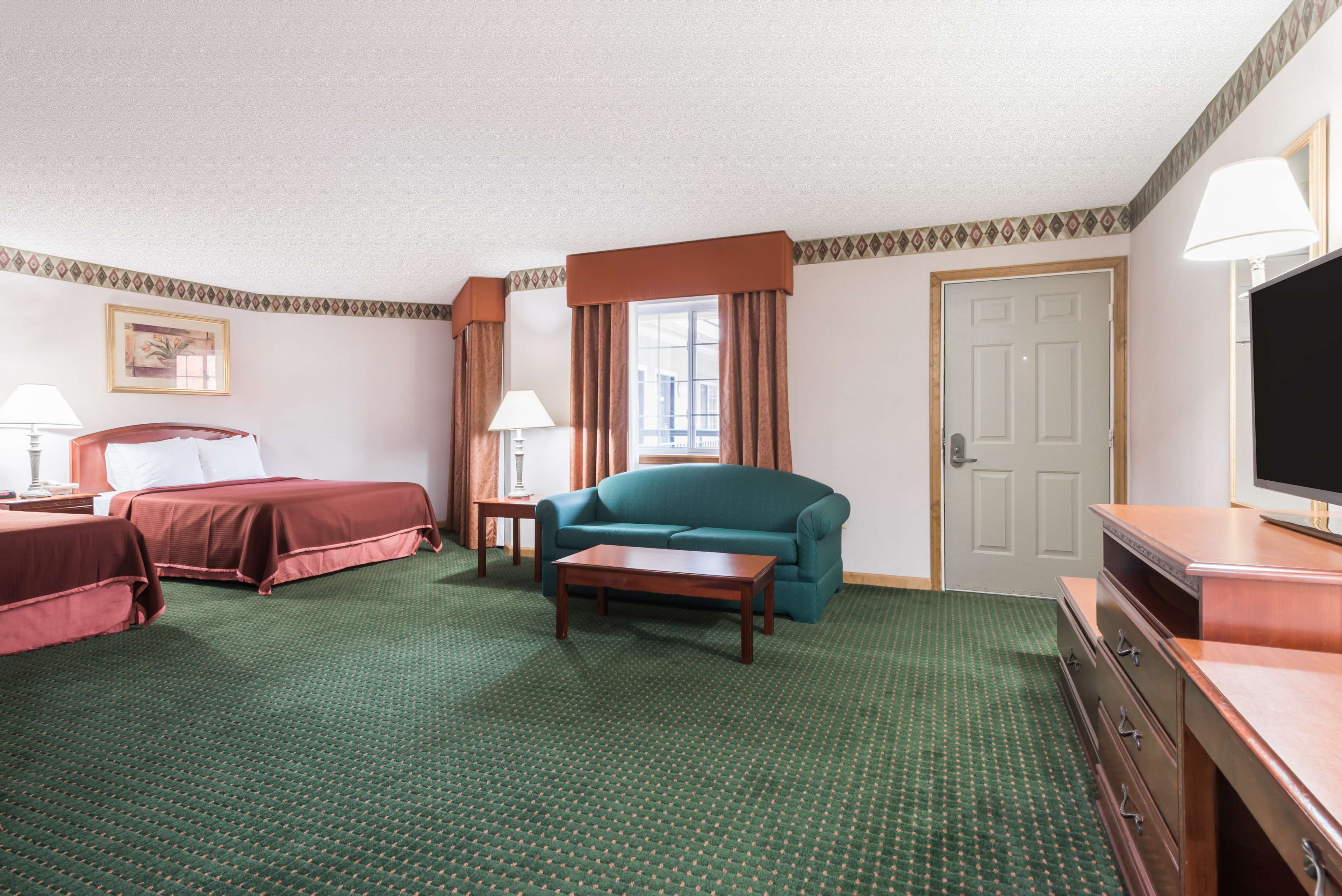 Howard Johnson by Wyndham Lenox