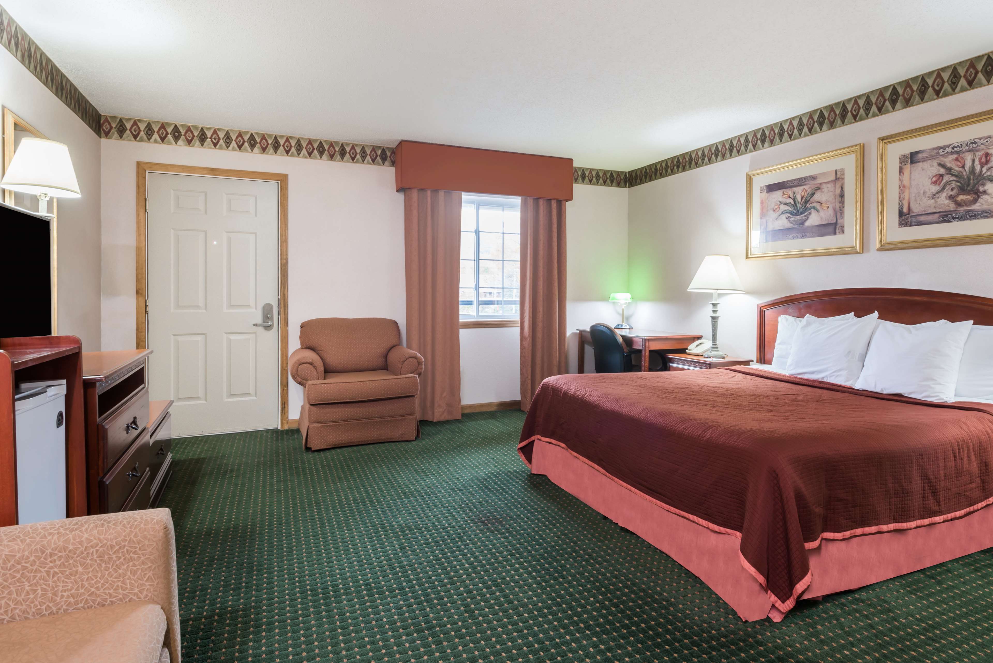Howard Johnson by Wyndham Lenox
