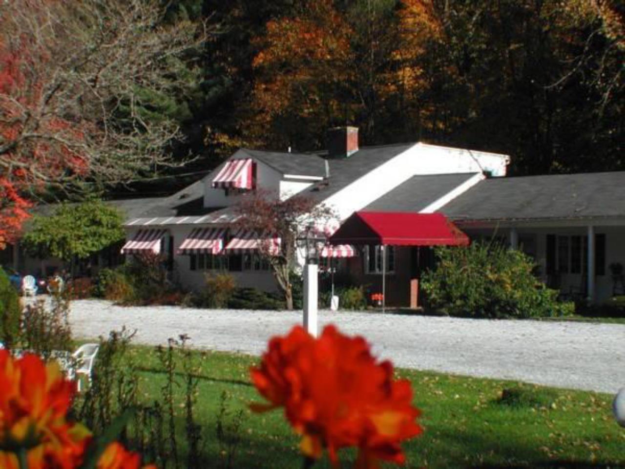 1896 House Country Inn - Brookside & Pondside