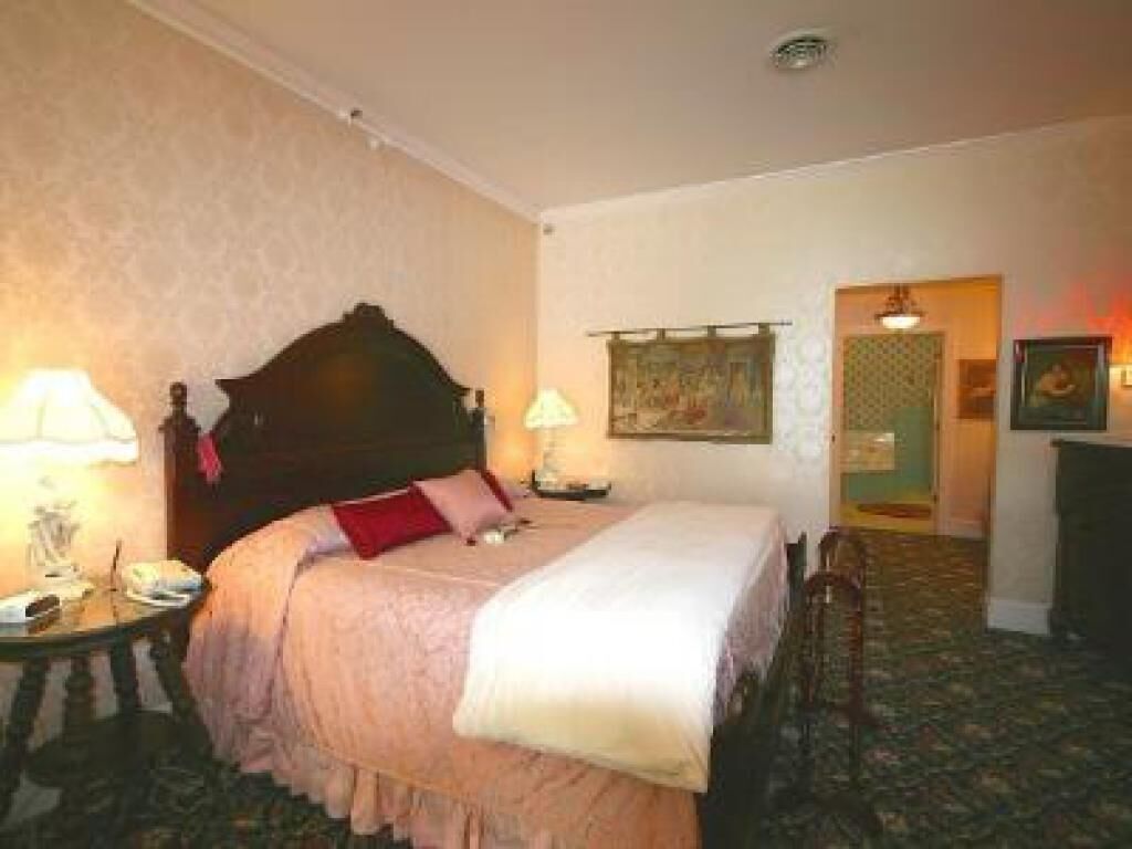 1896 House Inn & Country Lodgings