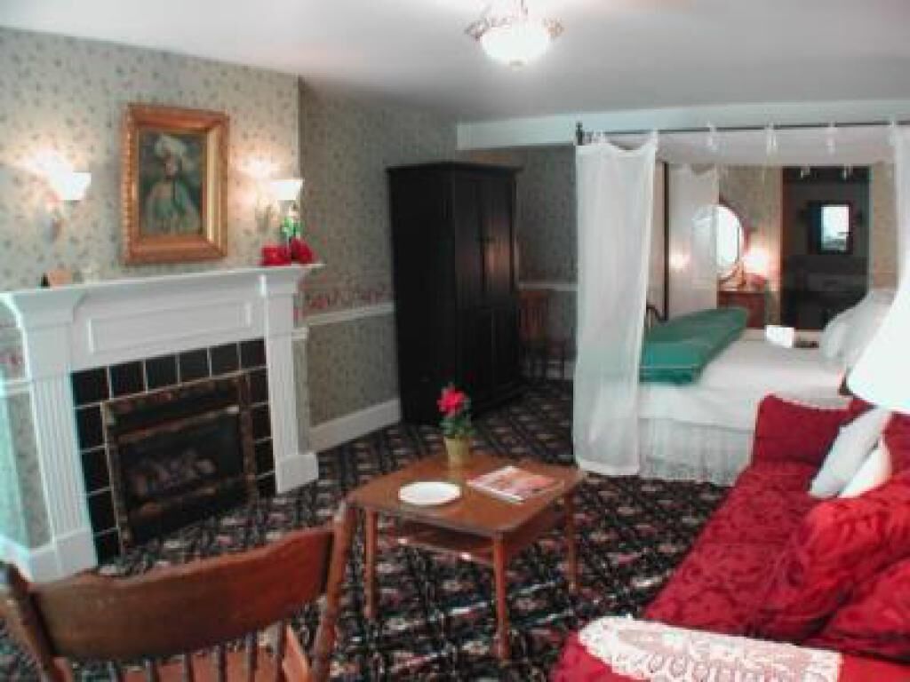 1896 House Inn & Country Lodgings