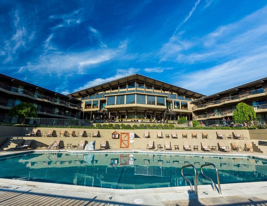 Lakeview Hotel & Conference Center, Summit Village
