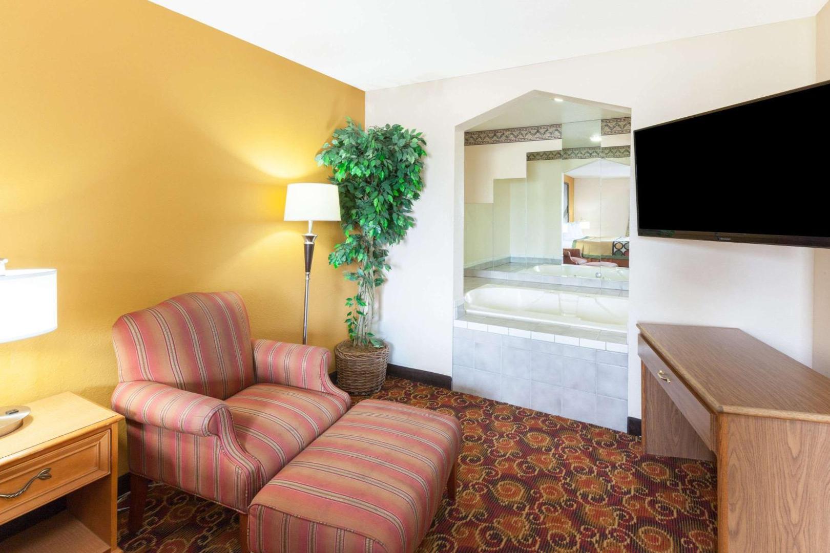 Super 8 by Wyndham Big Rapids