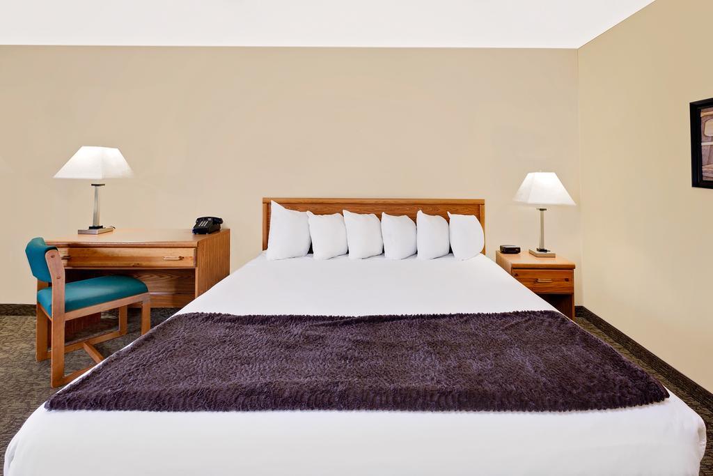 Days Inn by Wyndham Cadillac