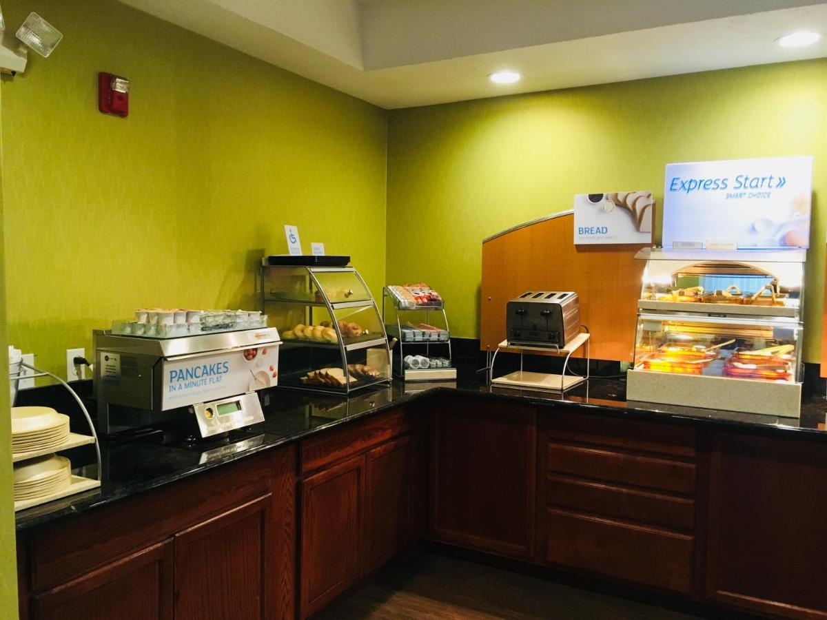 Holiday Inn Express & Suites Cadillac