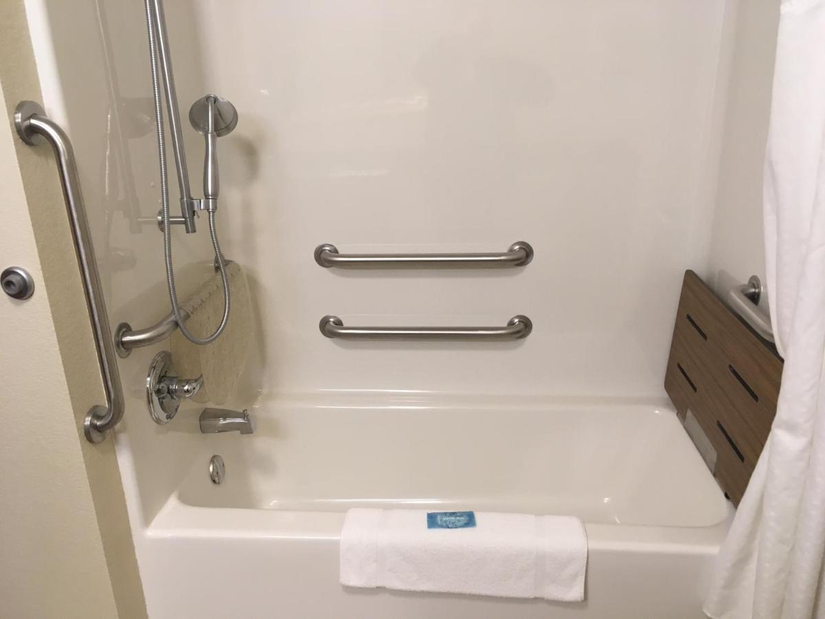 Holiday Inn Express & Suites Cadillac