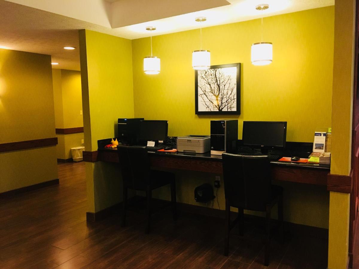 Holiday Inn Express & Suites Cadillac