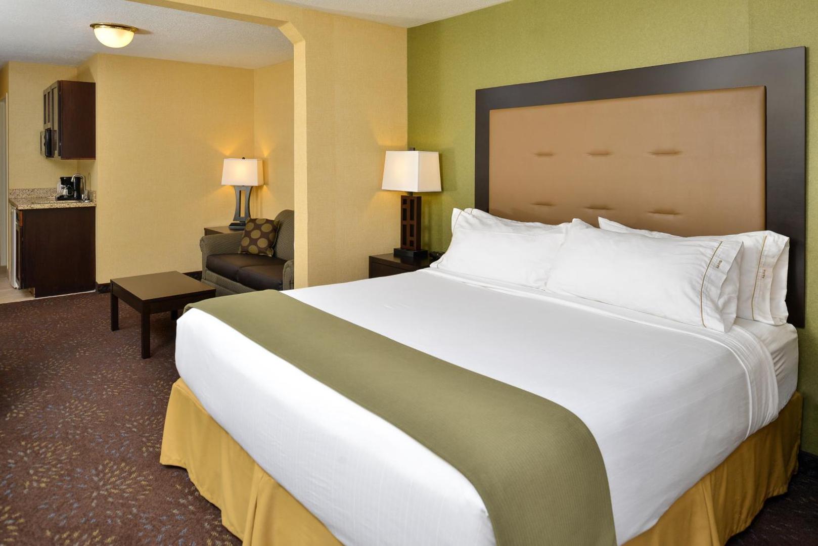 Holiday Inn Express & Suites Charlotte