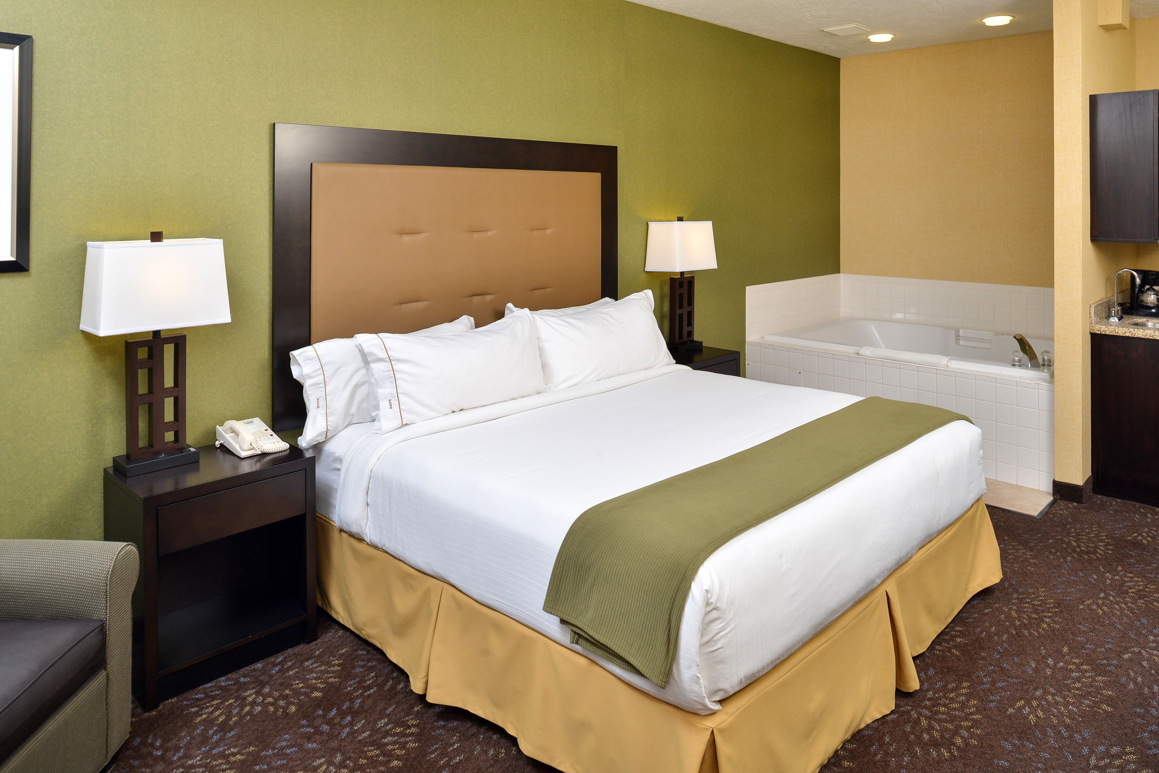 Holiday Inn Express & Suites Charlotte