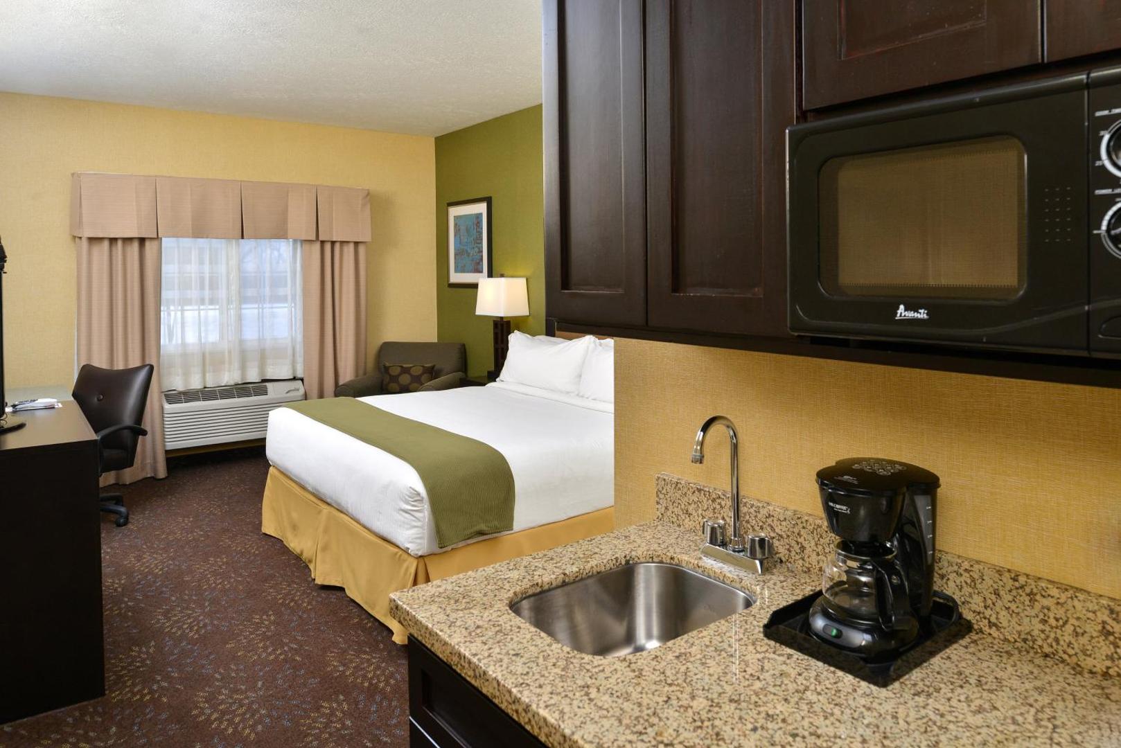 Holiday Inn Express & Suites Charlotte