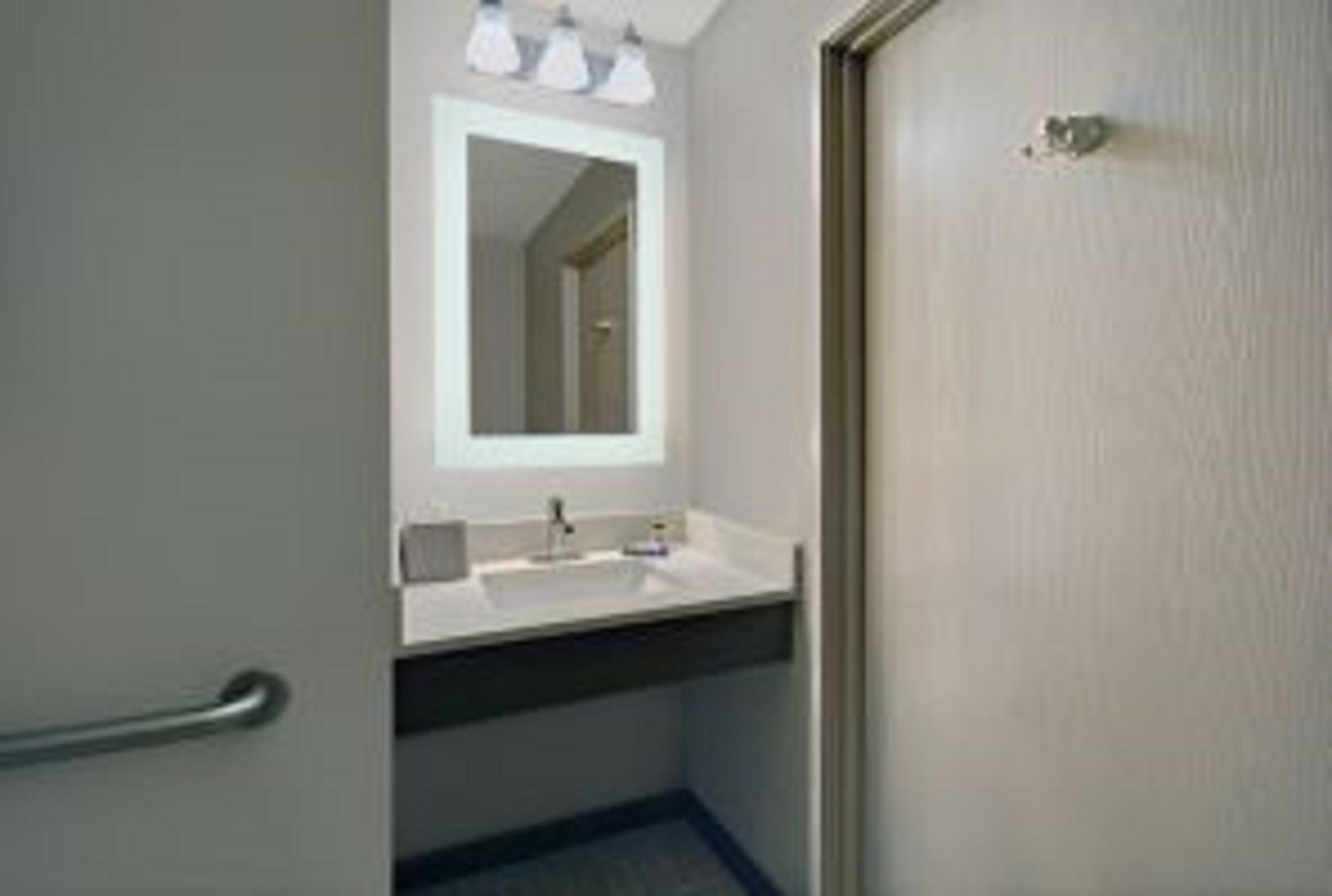 Holiday Inn Express & Suites Detroit - Dearborn