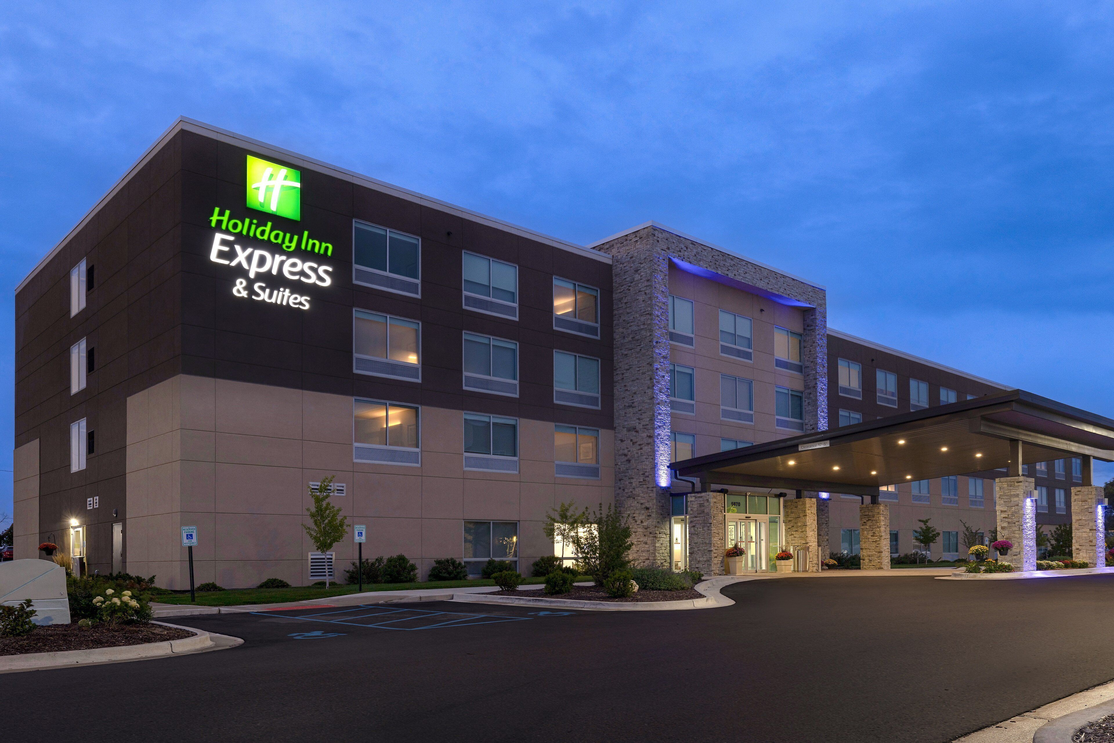 Holiday Inn Express & Suites Detroit - Dearborn