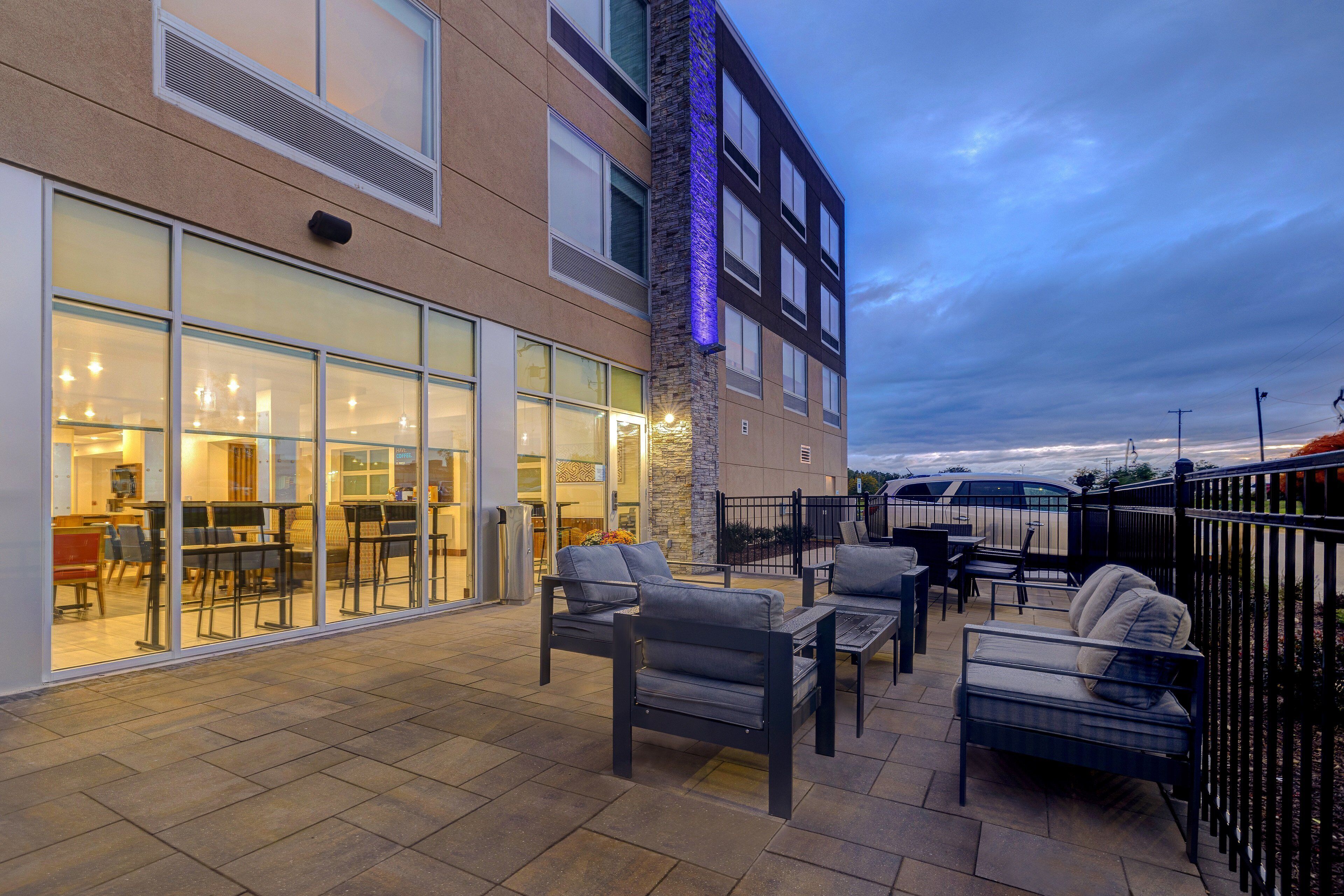 Holiday Inn Express & Suites Detroit - Dearborn