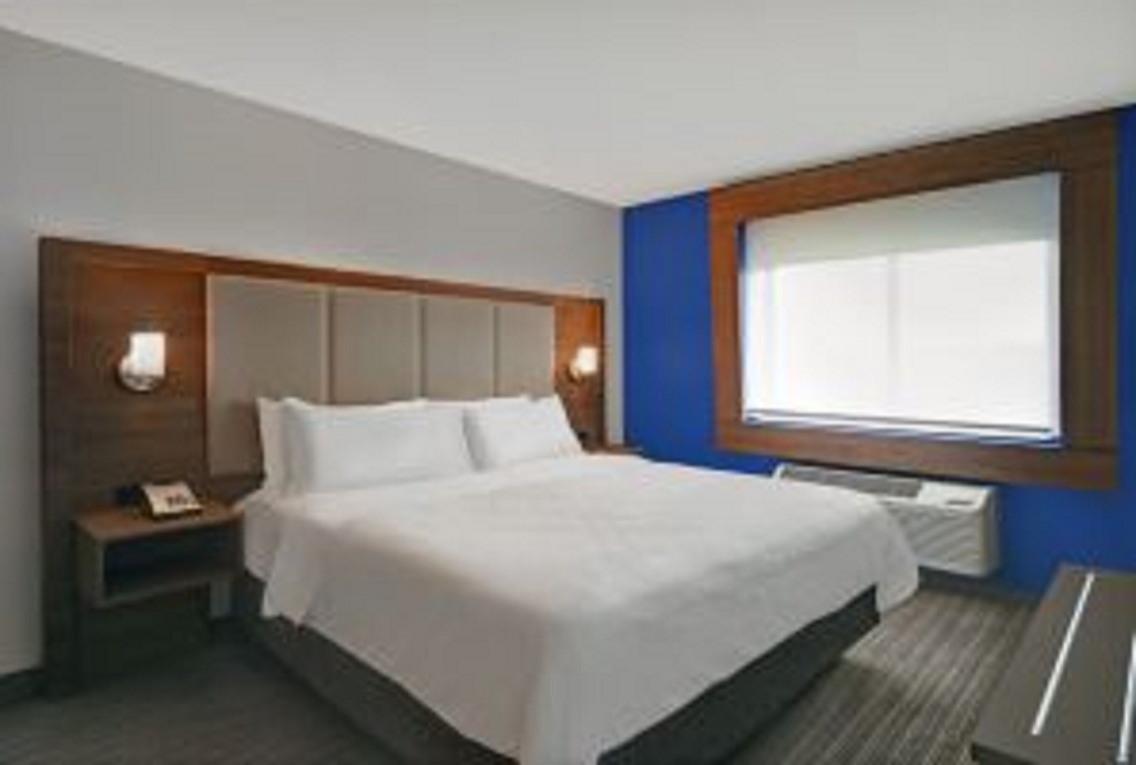 Holiday Inn Express & Suites Detroit - Dearborn