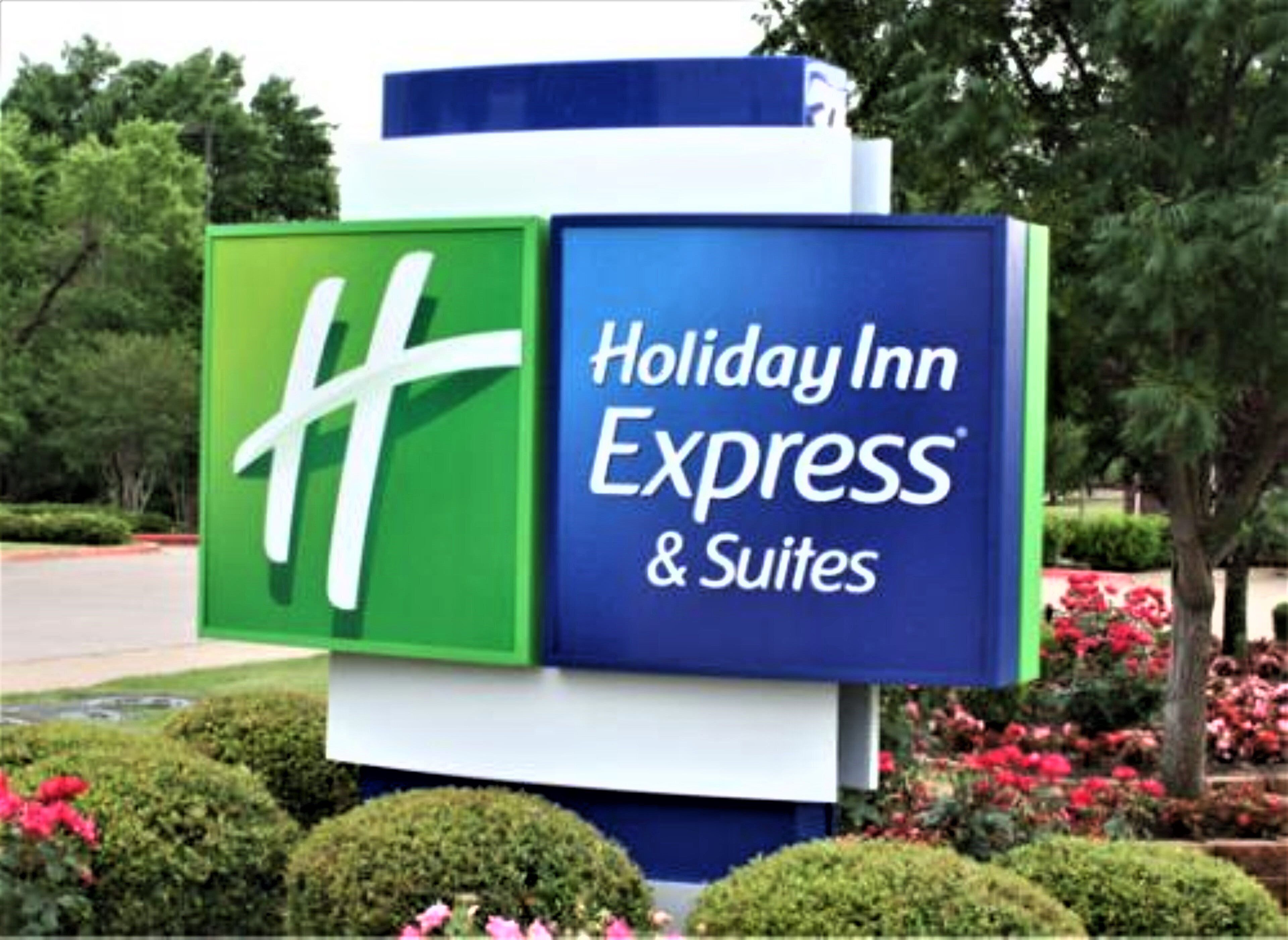 Holiday Inn Express & Suites Detroit - Dearborn