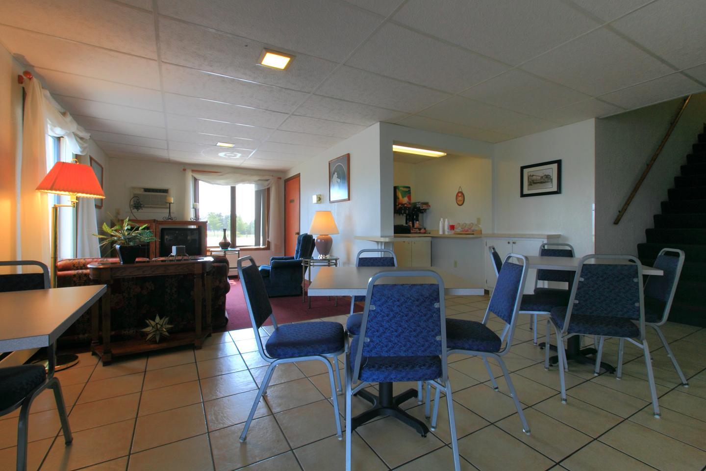 Econo Lodge Inn & Suites