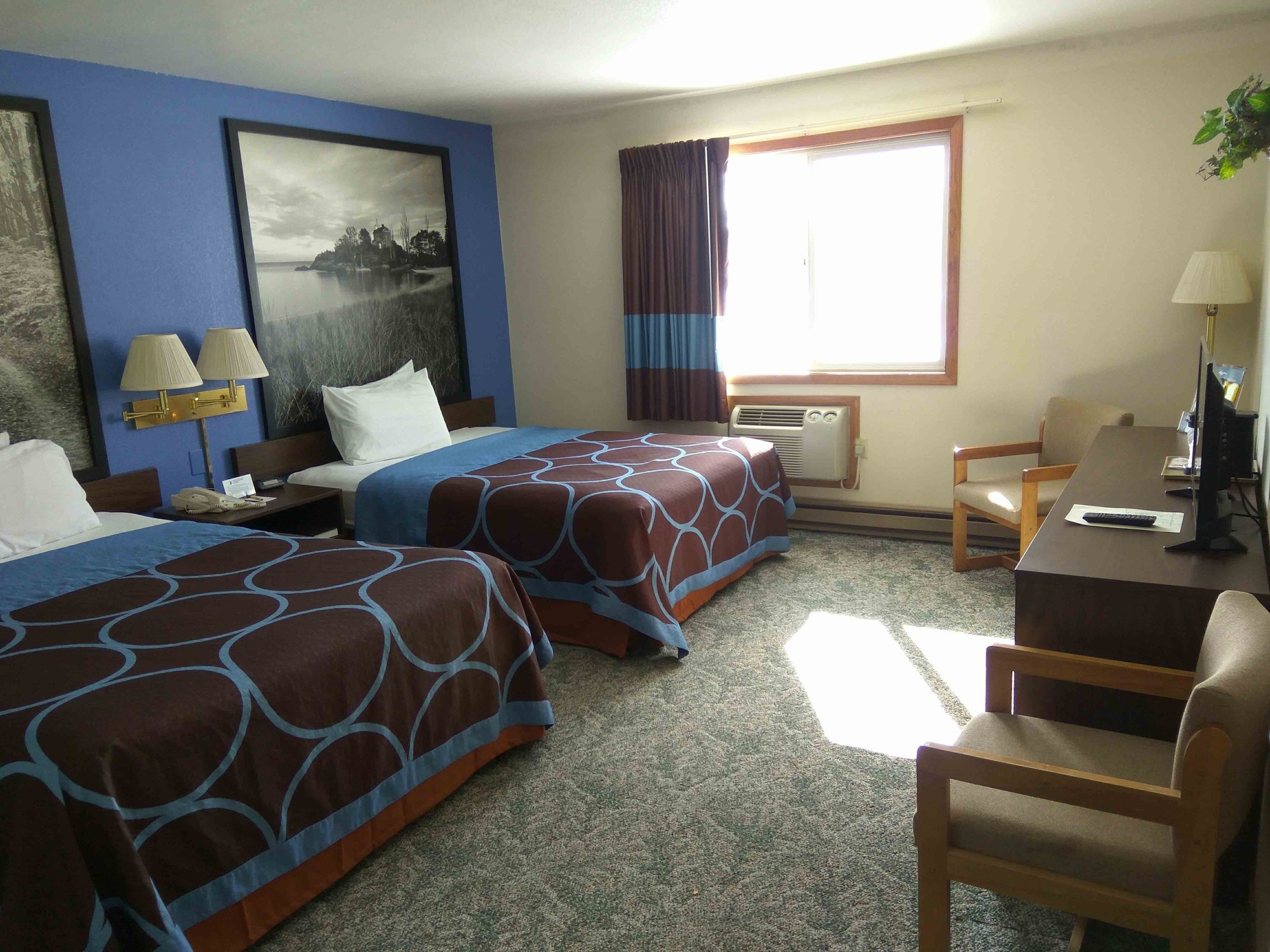 Hotel Iron Mountain Inn & Suites