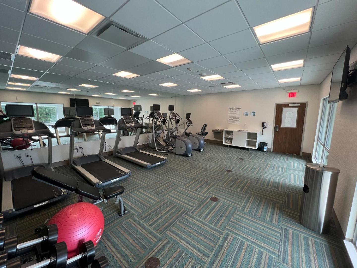 Holiday Inn Express and Suites Detroit Northwest - Livonia