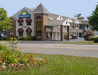 Days Inn by Wyndham Mackinaw City - Lakeview